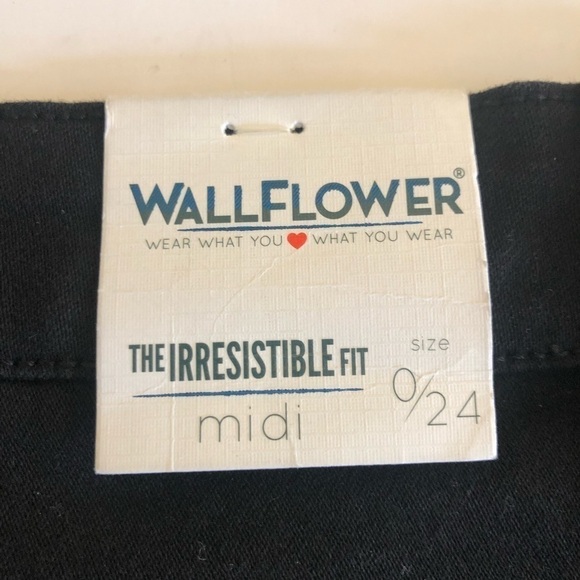 Wallflower High Rise The Irresistible Fit Midi Rolled Black Shorts Size 0/24 - Picture 5 of 10
